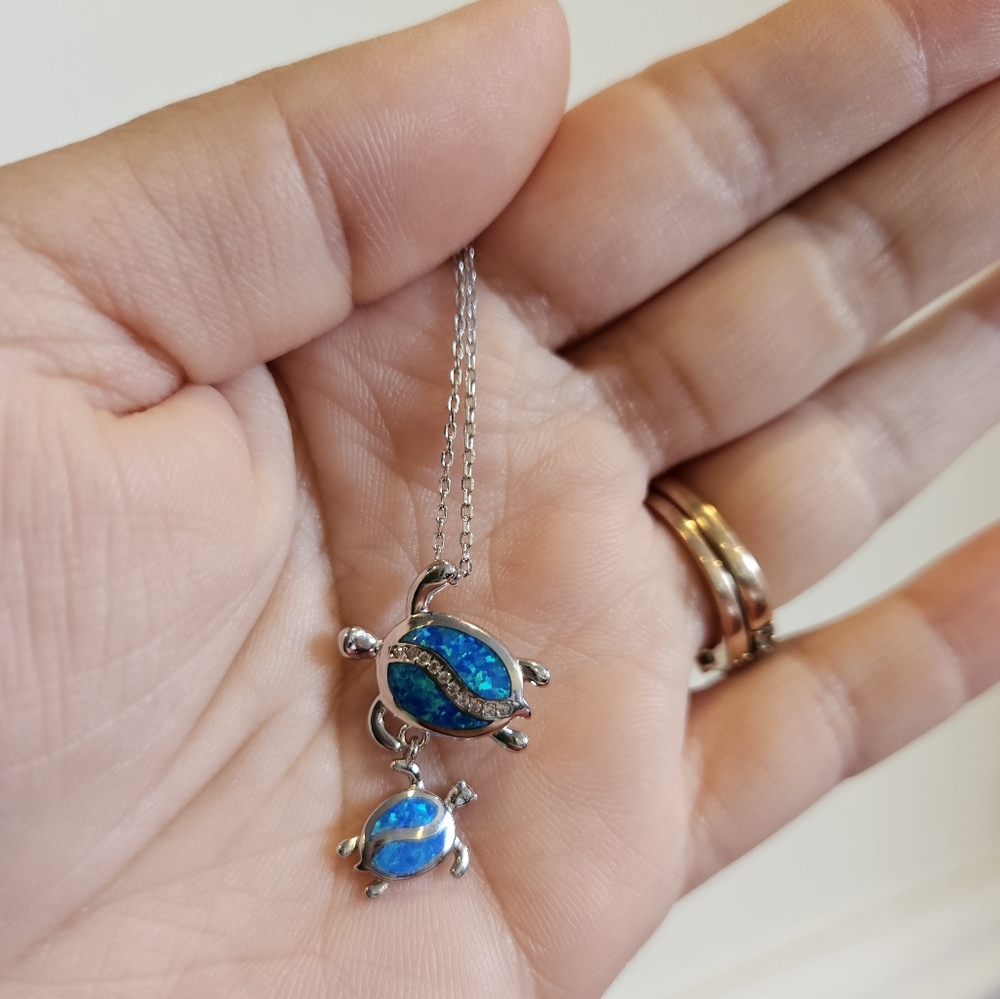 Turtle pendant necklace